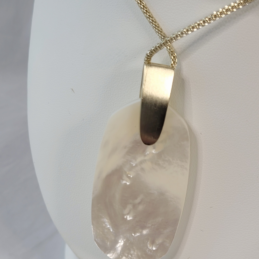 Kendra Scott Gold and White Oval Pendant Necklace - Picture 3 of 8